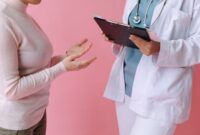 Sesi konsultasi yang interaktif dan terbuka antara dokter dan pasien menjadi fondasi utama dalam menegakkan diagnosis penyakit yang akurat serta menentukan langkah terapi yang efektif.