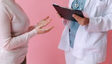 Sesi konsultasi yang interaktif dan terbuka antara dokter dan pasien menjadi fondasi utama dalam menegakkan diagnosis penyakit yang akurat serta menentukan langkah terapi yang efektif.