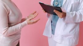 Sesi konsultasi yang interaktif dan terbuka antara dokter dan pasien menjadi fondasi utama dalam menegakkan diagnosis penyakit yang akurat serta menentukan langkah terapi yang efektif.