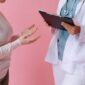 Sesi konsultasi yang interaktif dan terbuka antara dokter dan pasien menjadi fondasi utama dalam menegakkan diagnosis penyakit yang akurat serta menentukan langkah terapi yang efektif.