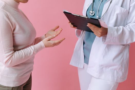 Sesi konsultasi yang interaktif dan terbuka antara dokter dan pasien menjadi fondasi utama dalam menegakkan diagnosis penyakit yang akurat serta menentukan langkah terapi yang efektif.