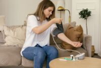 Seorang pengguna menempelkan plester biosensor pintar transparan pada lengan yang secara cepat memantau indikator kesehatan fisik melalui aplikasi ponsel pintar.
