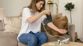 Seorang pengguna menempelkan plester biosensor pintar transparan pada lengan yang secara cepat memantau indikator kesehatan fisik melalui aplikasi ponsel pintar.
