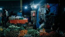 Sayuran segar di pasar tradisional Indonesia menawarkan gizi yang kaya dengan harga terjangkau, jauh lebih dari sekadar pelengkap masakan. Memilih bahan makanan langsung dari sumbernya adalah langkah pertama menuju pola makan yang lebih sehat dan berkelanjutan.