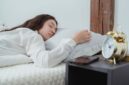 Tidur lebih awal bukan tanda gaya hidup yang membosankan, melainkan salah satu keputusan terbaik yang bisa diambil tubuh setiap malam untuk mendukung kesehatan jangka panjang. Kualitas istirahat yang dimulai pada waktu yang tepat terbukti memengaruhi metabolisme, keseimbangan hormon, dan kesehatan mental secara bersamaan.