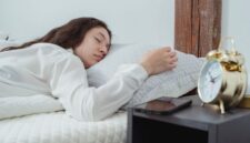 Tidur lebih awal bukan tanda gaya hidup yang membosankan, melainkan salah satu keputusan terbaik yang bisa diambil tubuh setiap malam untuk mendukung kesehatan jangka panjang. Kualitas istirahat yang dimulai pada waktu yang tepat terbukti memengaruhi metabolisme, keseimbangan hormon, dan kesehatan mental secara bersamaan.