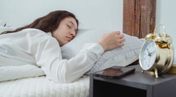 Tidur lebih awal bukan tanda gaya hidup yang membosankan, melainkan salah satu keputusan terbaik yang bisa diambil tubuh setiap malam untuk mendukung kesehatan jangka panjang. Kualitas istirahat yang dimulai pada waktu yang tepat terbukti memengaruhi metabolisme, keseimbangan hormon, dan kesehatan mental secara bersamaan.