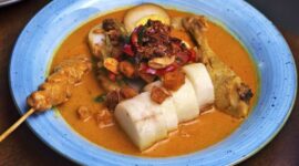 Piring makan yang mengombinasikan sayuran berwarna, protein nabati, dan karbohidrat kompleks mencerminkan prinsip gizi seimbang yang bisa diterapkan dengan bahan-bahan lokal yang mudah ditemukan di pasar tradisional Indonesia. Komposisi sederhana seperti ini, jika dibiasakan setiap hari, memberikan dampak nyata pada energi dan daya tahan tubuh jangka panjang.