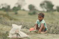 Seorang anak terlihat gembira saat mengeksplorasi tanaman di alam terbuka yang dapat membantu menstimulasi sistem kekebalan tubuhnya.