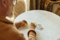Seorang pasien sedang memelajari lembaran petunjuk dan efek samping obat sebelum mengonsumsi sediaan farmasi. Sikap teliti dalam membaca aturan pakai menjadi langkah awal mencegah reaksi sekunder yang tidak diinginkan pada tubuh.