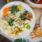 Sajian piring seimbang yang memadukan sumber karbohidrat kompleks, protein lokal, dan sayuran segar sebagai bahan bakar harian tubuh.