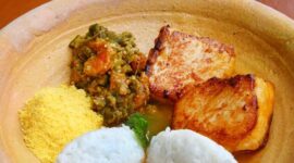 Sajian piring bergizi seimbang berisi kombinasi karbohidrat kompleks, protein nabati dan hewani, serta sayuran segar yang siap menopang energi harian tubuh.