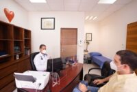 Seorang dokter profesional sedang menjelaskan hasil pemeriksaan kesehatan kepada pasien dengan pendekatan emosional yang hangat. Konsultasi tatap muka bersama tenaga medis terverifikasi tetap menjadi kunci utama dalam mendapatkan saran kesehatan yang akurat dan aman.