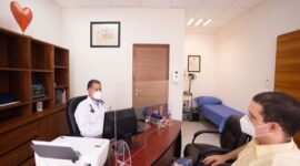 Seorang dokter profesional sedang menjelaskan hasil pemeriksaan kesehatan kepada pasien dengan pendekatan emosional yang hangat. Konsultasi tatap muka bersama tenaga medis terverifikasi tetap menjadi kunci utama dalam mendapatkan saran kesehatan yang akurat dan aman.