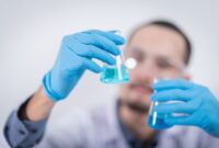 Seorang peneliti medis sedang mengamati formulasi senyawa molekuler terbaru di laboratorium farmasi modern. Inovasi racikan obat berbasis presisi genetika ini menjadi tumpuan harapan baru bagi pengobatan penyakit kronis.