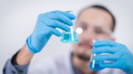 Seorang peneliti medis sedang mengamati formulasi senyawa molekuler terbaru di laboratorium farmasi modern. Inovasi racikan obat berbasis presisi genetika ini menjadi tumpuan harapan baru bagi pengobatan penyakit kronis.