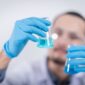 Seorang peneliti medis sedang mengamati formulasi senyawa molekuler terbaru di laboratorium farmasi modern. Inovasi racikan obat berbasis presisi genetika ini menjadi tumpuan harapan baru bagi pengobatan penyakit kronis.
