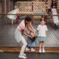 Dua anak kecil tampak gembira saat menjelajahi area rumput dan mengumpulkan dedaunan di sebuah taman kota pada pagi hari. Aktivitas luar ruangan yang bebas membantu mengasah sensori serta ketahanan fisik anak secara alami.
