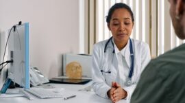 Komunikasi dua arah yang jujur dan efektif antara dokter serta pasien menjadi kunci utama dalam menegakkan diagnosis medis yang tepat dan menentukan langkah pengobatan terbaik.