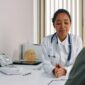 Komunikasi dua arah yang jujur dan efektif antara dokter serta pasien menjadi kunci utama dalam menegakkan diagnosis medis yang tepat dan menentukan langkah pengobatan terbaik.