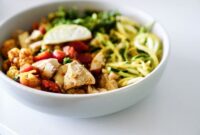 Sajian makanan kaya serat dan protein lokal yang tertata seimbang di atas meja makan harian. Pola makan bernutrisi tinggi dapat dimulai dari pemilihan bahan pangan segar di sekitar kita.