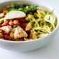 Sajian makanan kaya serat dan protein lokal yang tertata seimbang di atas meja makan harian. Pola makan bernutrisi tinggi dapat dimulai dari pemilihan bahan pangan segar di sekitar kita.