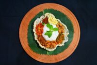 Sajian piring sehat kaya gizi yang mengombinasikan bahan pangan lokal seperti tempe, sayuran segar, dan karbohidrat kompleks sebagai sumber energi optimal harian.