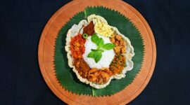 Sajian piring sehat kaya gizi yang mengombinasikan bahan pangan lokal seperti tempe, sayuran segar, dan karbohidrat kompleks sebagai sumber energi optimal harian.