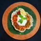 Sajian piring sehat kaya gizi yang mengombinasikan bahan pangan lokal seperti tempe, sayuran segar, dan karbohidrat kompleks sebagai sumber energi optimal harian.