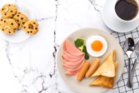 Sajian piring makan bergizi seimbang dengan kombinasi bahan pangan lokal segar yang kaya akan serat, protein, serta karbohidrat kompleks.