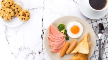 Sajian piring makan bergizi seimbang dengan kombinasi bahan pangan lokal segar yang kaya akan serat, protein, serta karbohidrat kompleks.
