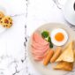 Sajian piring makan bergizi seimbang dengan kombinasi bahan pangan lokal segar yang kaya akan serat, protein, serta karbohidrat kompleks.