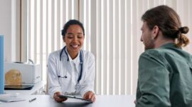 Seorang dokter spesialis sedang mendiskusikan hasil pemeriksaan medis secara mendetail bersama pasien untuk memastikan langkah penanganan yang tepat.