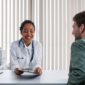 Seorang dokter spesialis sedang mendiskusikan hasil pemeriksaan medis secara mendetail bersama pasien untuk memastikan langkah penanganan yang tepat.