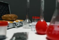 Seorang peneliti medis sedang mengamati sampel molekuler obat terapi presisi di laboratorium farmasi modern. Inovasi ini memberikan pendekatan penyembuhan yang lebih akurat dan ramah bagi pasien penyakit kronis.