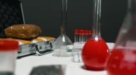 Seorang peneliti medis sedang mengamati sampel molekuler obat terapi presisi di laboratorium farmasi modern. Inovasi ini memberikan pendekatan penyembuhan yang lebih akurat dan ramah bagi pasien penyakit kronis.