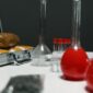 Seorang peneliti medis sedang mengamati sampel molekuler obat terapi presisi di laboratorium farmasi modern. Inovasi ini memberikan pendekatan penyembuhan yang lebih akurat dan ramah bagi pasien penyakit kronis.