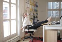 Seorang pekerja mengolah stamina dengan melakukan gerakan peregangan ringan di sela jam kerja kantor demi menjaga sirkulasi darah dan konsentrasi.