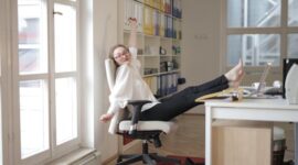 Seorang pekerja mengolah stamina dengan melakukan gerakan peregangan ringan di sela jam kerja kantor demi menjaga sirkulasi darah dan konsentrasi.