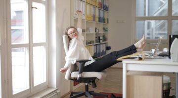 Seorang pekerja mengolah stamina dengan melakukan gerakan peregangan ringan di sela jam kerja kantor demi menjaga sirkulasi darah dan konsentrasi.