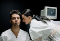 Perangkat sensor pintar kesehatan yang ditempelkan pada kulit mampu memantau kondisi fisiologis pasien secara otomatis dan terhubung langsung ke sistem kecerdasan buatan.