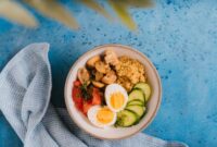 Sajian piring sehat kaya warna yang memadukan sumber karbohidrat kompleks, protein nabati, dan sayuran segar lokal untuk memenuhi kebutuhan nutrisi harian tubuh.