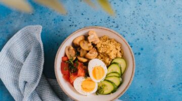 Sajian piring sehat kaya warna yang memadukan sumber karbohidrat kompleks, protein nabati, dan sayuran segar lokal untuk memenuhi kebutuhan nutrisi harian tubuh.