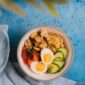 Sajian piring sehat kaya warna yang memadukan sumber karbohidrat kompleks, protein nabati, dan sayuran segar lokal untuk memenuhi kebutuhan nutrisi harian tubuh.