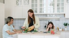 Momen kehangatan sebuah keluarga di Indonesia saat bersama-sama menyiapkan sajian makanan sehat kaya serat dan nutrisi di meja makan rumah mereka.