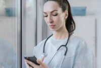 Menjangkau Dokter dari Layar Ponsel: Transformatifnya Konsultasi Medis Online Masa Kini