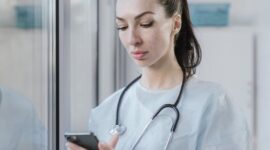 Seorang wanita melakukan konsultasi kesehatan secara daring menggunakan ponsel pintar di kenyamanan rumahnya. Fleksibilitas teknologi kesehatan kini memudahkan masyarakat mendapatkan diagnosis awal tanpa perlu mendatangi fasilitas medis secara langsung.