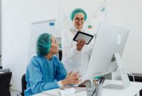 Seorang praktisi medis sedang menganalisis peta genetik dan data biologis pasien menggunakan teknologi digital canggih untuk merancang terapi kesehatan yang presisi.