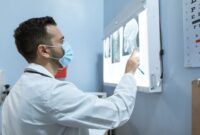 Seorang peneliti medis sedang menganalisis sampel profil mikrobioma usus di laboratorium untuk merancang rekomendasi terapi nutrisi yang presisi bagi pasien.