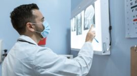 Seorang peneliti medis sedang menganalisis sampel profil mikrobioma usus di laboratorium untuk merancang rekomendasi terapi nutrisi yang presisi bagi pasien.